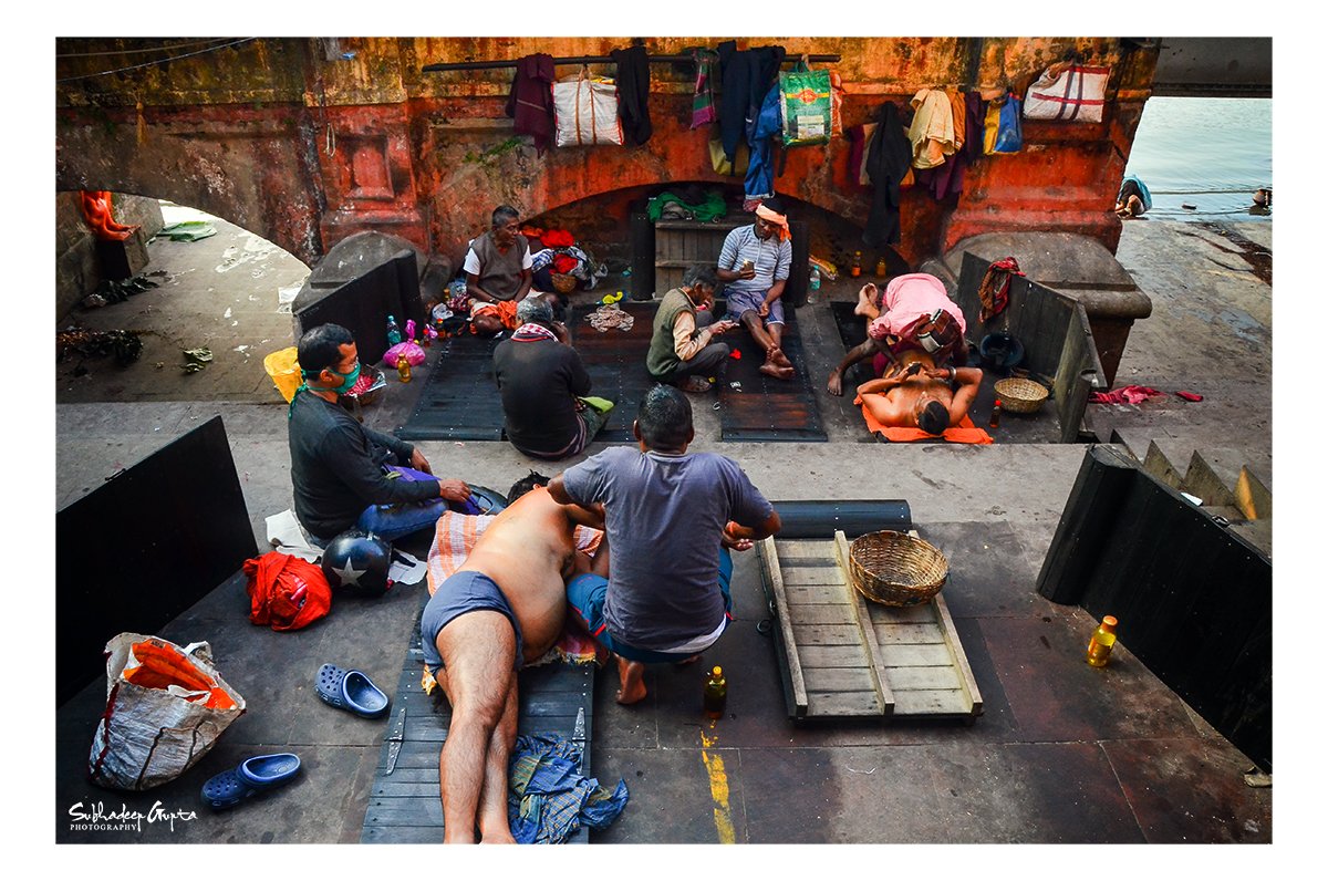 SubhadeepguptaP's tweet photo. Old treadition still remain intact, Babughat is one of the historical place.from British time to Still now people take massages under the sky ay the ghat of Ganga...
📸: @SubhadeepguptaP
@PIBKolkata @incredibleindia 
#streetphotography #photography #Nikon #kokata #India #people https://t.co/gGTndZeOme