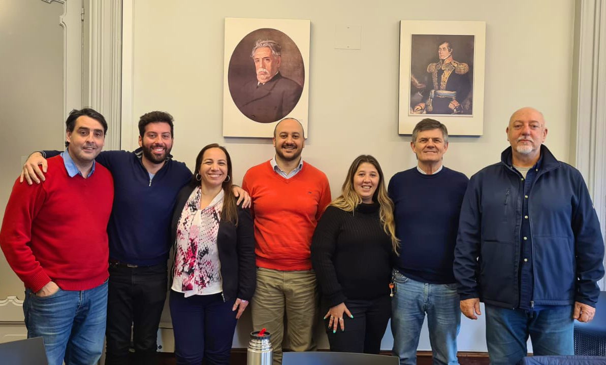gustavofacciola's tweet photo. Hoy los Ediles Colorados de Mdeo. recibimos a las autoridades del @ClubZonalB del Partido Colorado (@BermudezAle28 -Presidenta- @fioacosta -Secretaria- y @JorgeMoruzzi -Tesorero) quienes nos solicitaron una reunión para presentar sus ideas y coordinar acciones. Muy productiva 🙌🏽 https://t.co/l2zdzMPzKo