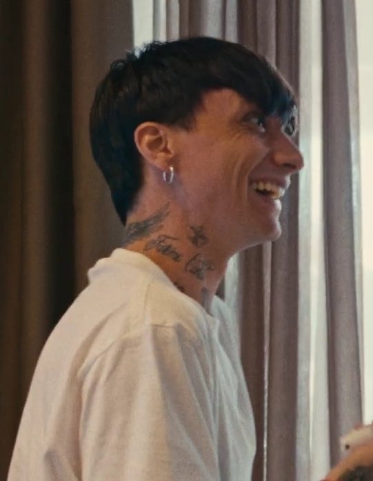 Giusy_Ultimo's tweet image. no vabbe sta piovendo al concerto di Niccolò ora anche lui si aggiungerà alla lista dei cantanti con la gamba rotta 💀