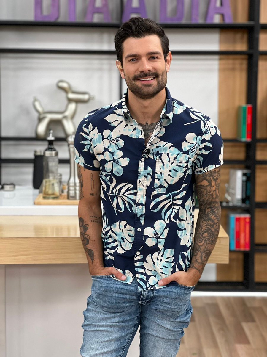 Juan Diego luciendo una camisa de @americaneaglecol 😎😎😎😎 #DíaADíaTuCasa #DíaADía #JuanDiegoVanegas #Outfit