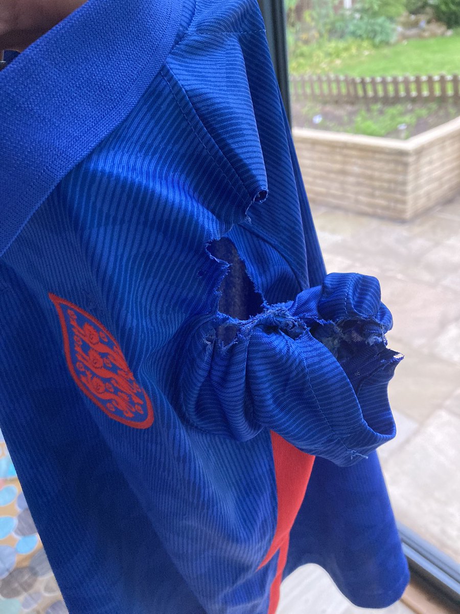 davemwilliams12's tweet photo. @BoschUK @suzhops How on earth can my trusty Bosch washing machine destroy my sons prize possession like this ????? He is absolutely distraught!!! 😭😫 https://t.co/AqQx2oGZUJ