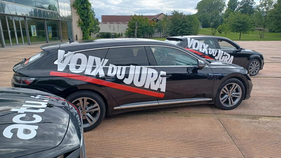 pierrechemel's tweet photo. L'équipe de @VoixduJura - @actufr sera au cœur de @LeTour samedi 9 juillet sur l'étape Dole - Lausanne 😍! Quatre véhicules dans la caravane publicitaire et un journaliste à moto au plus près des coureurs 🚴‍♂️💪 Rendez-vous samedi après-midi sur  https://t.co/MMhSsLLho5 #TDF2022 https://t.co/FIWFsaaziB