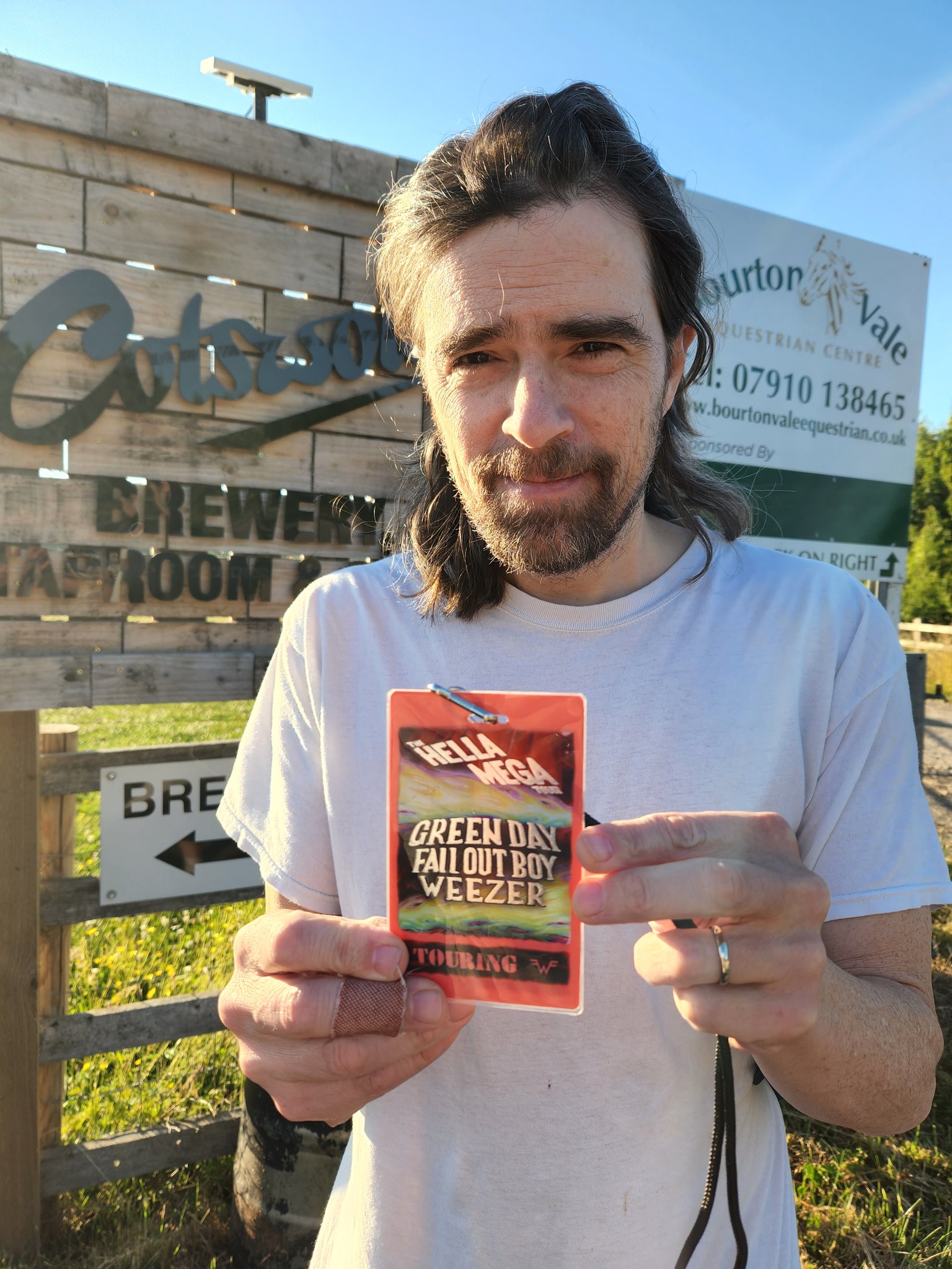 Rivers Cuomo on Twitter "I left my laminate under the beer keg in front of these signs behind