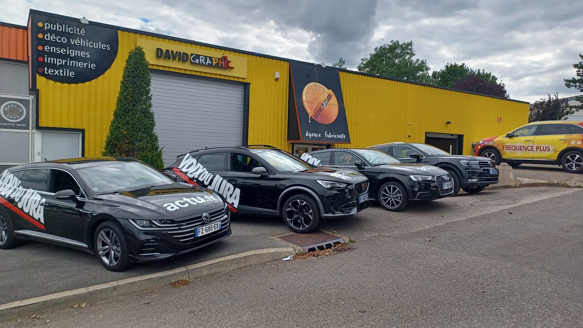 VoixduJura's tweet photo. L'équipe de @VoixduJura - @actufr  sera au cœur de 
@LeTour samedi 9 juillet sur l'étape Dole - Lausanne 😍! Quatre véhicules dans la caravane publicitaire et un journaliste à moto au plus près des coureurs 🚴‍♂️💪 Rendez-vous samedi après-midi sur  https://t.co/Yugzx8aj9T #TDF2022 https://t.co/Wiwkk3fyeO