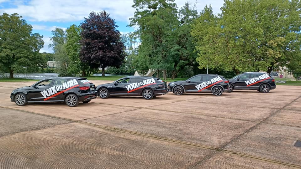 VoixduJura's tweet photo. L'équipe de @VoixduJura - @actufr  sera au cœur de 
@LeTour samedi 9 juillet sur l'étape Dole - Lausanne 😍! Quatre véhicules dans la caravane publicitaire et un journaliste à moto au plus près des coureurs 🚴‍♂️💪 Rendez-vous samedi après-midi sur  https://t.co/Yugzx8aj9T #TDF2022 https://t.co/Wiwkk3fyeO