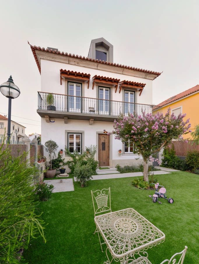 Beyaz müstakil bir ev.