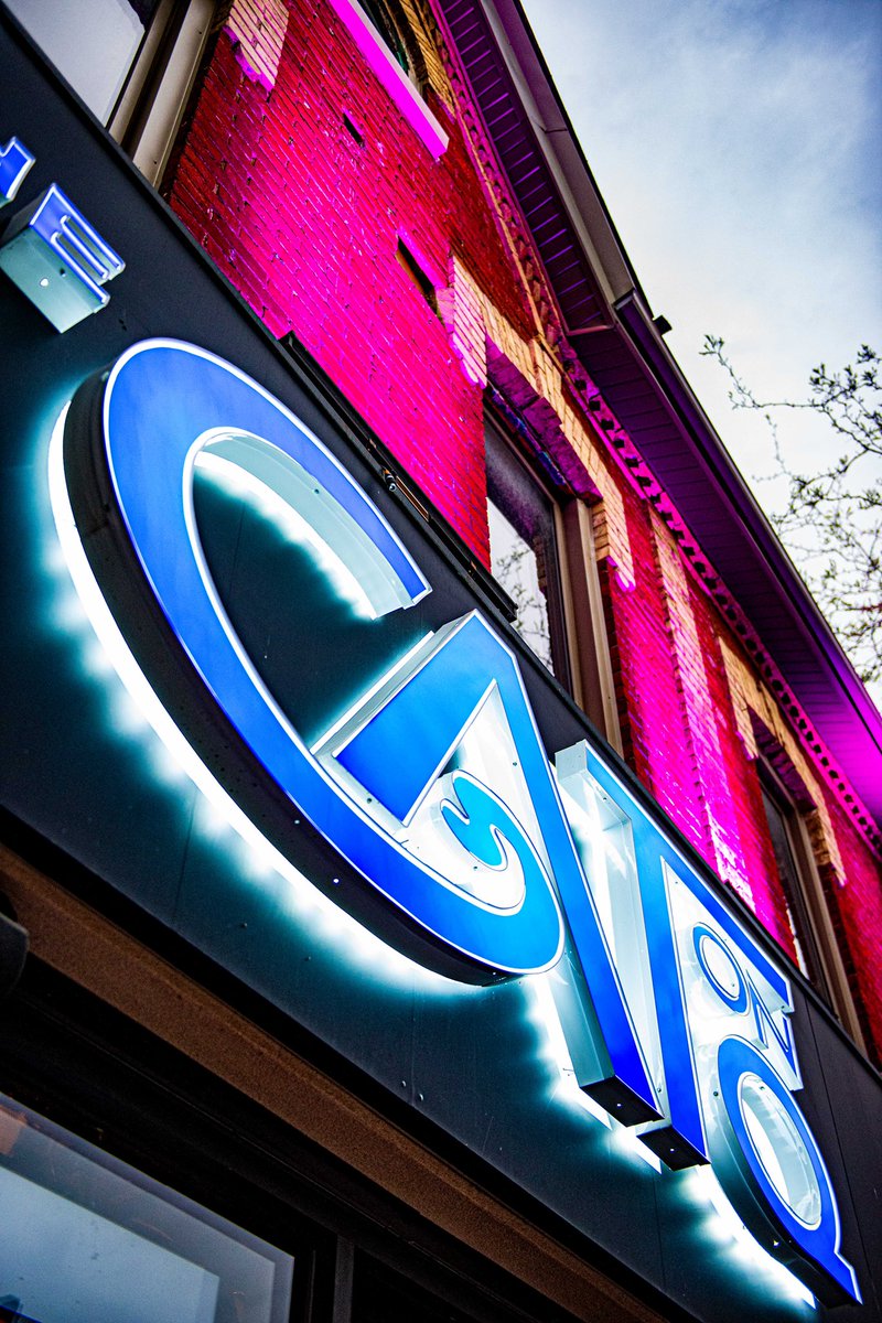 🔵🟣 This wicked sign and lighting on Queen Street for The Cat on Q!

#photography #toronto #torontophoto #bar #torontobar #street #streetphotography #canada #photographer #torontophotographer
