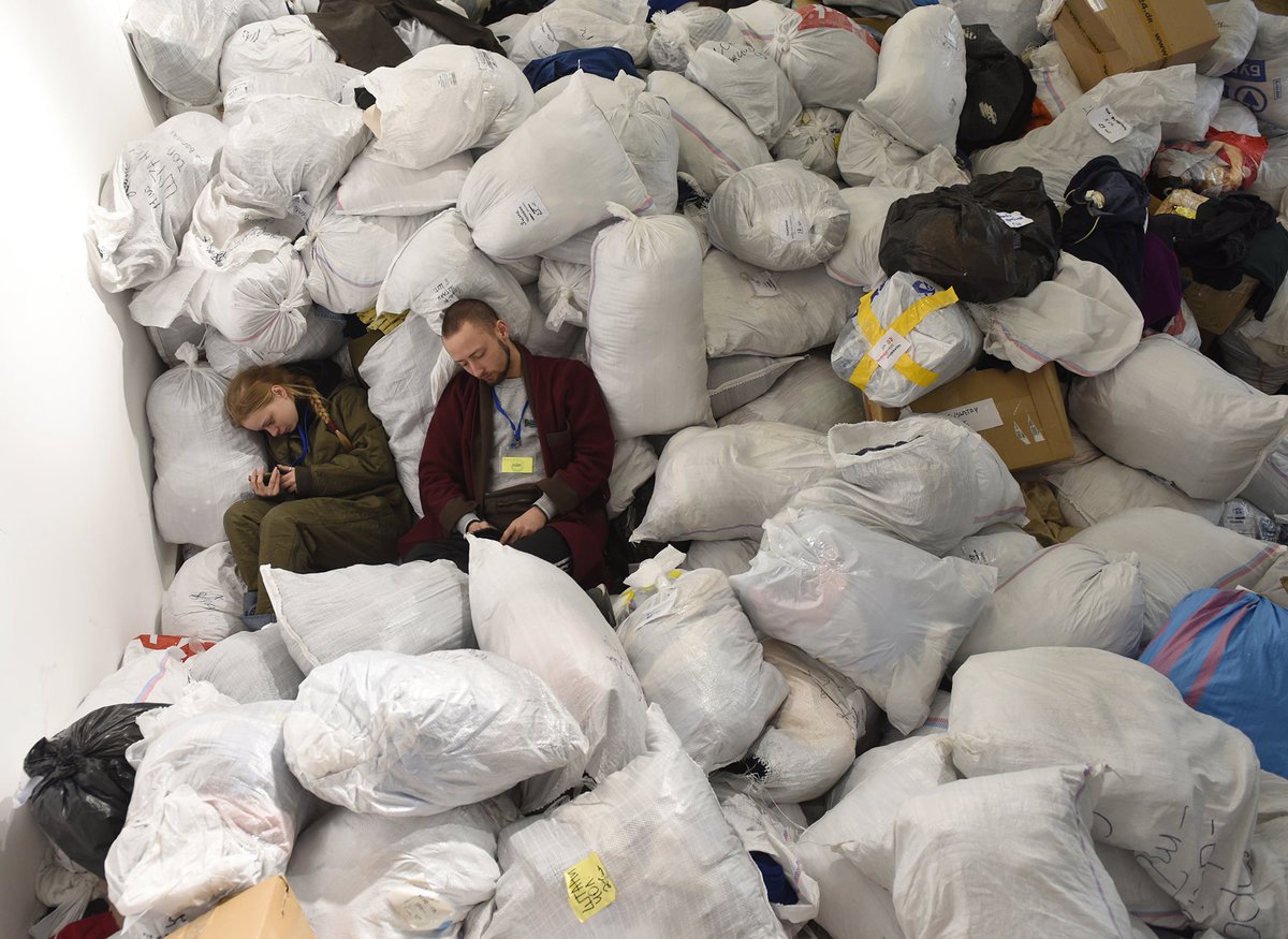 WarWritings's tweet photo. Volunteers rest during a break at the humanitarian headquarters in Lviv.
๐ธะฎัะบะพ ะััะธัะธะฝ
March 19, 2022
#AmazingUkraine #RussiaUkraineWar https://t.co/BWT6AHh6dG