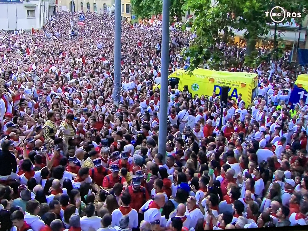 JavierLorenzomv's tweet photo. Los toros no interesan. Para que se den cuenta en @La1_tve que la corrida de toros existe en Pamplona además del encierro. La mejor manifestación taurina en las calles de Pamplona con los toreros a hombros. Respeto, pasión y cultura. Sí, los toros son cultura | Captura de @toros https://t.co/JWrYzSliab