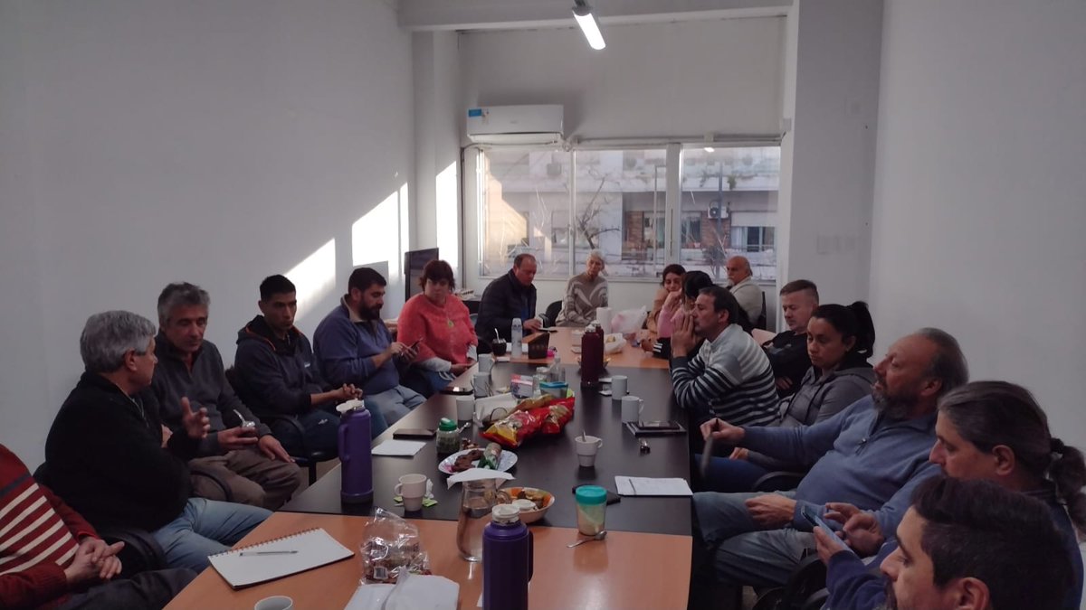 Reunión organizativa de referentes para definir los ejes políticos del plenario-acto de Unidad Popular en el conurbano bonaerense con fecha 23 de julio