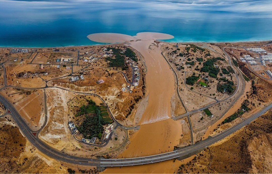 وادي ضباب و هو ينزل رحاله ببحر عمان 💚
.
.

📍ولاية قريات
📸 <a href="/masoudalsaadi11/">مسعود السعدي</a> 
#منخفض_المونسون