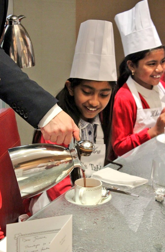 LKS2Manorfield's tweet image. A huge thank you to @TheDorchester for creating such a memorable experience for our Year 4&amp;amp;5 children, who were treated to a VIP tour and their famous afternoon tea, after winning their Jubilee competition! 🍰👩‍🍳👨‍🍳