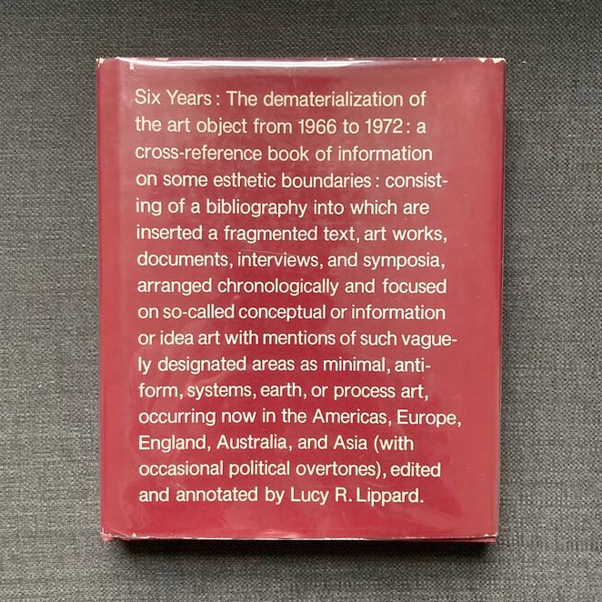 Lucy Lippard ha raccolto lettere, scritti e materiali di ogni genere organizzandoli in ordine cronologico con il fine di creare una panoramica, arbitraria e incompleta, delle tendenze alla dematerializzazione dell’opera d’arte. 
…Con il titolo più lungo della storia