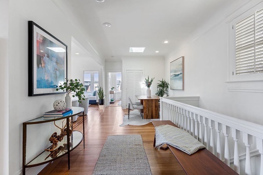 ToboniandCo's tweet photo. SOLD!🎉Exceptional top-floor Condo located in the highly sought after neighborhood of Russian Hill. This bright and spacious home boats incredible natural light, spacious rooms, and ample storage. #JustSold #RussianHill #Compass #SFRealEstate #SellerRepresented #TheToboniTeam https://t.co/0xsdEb4RZL