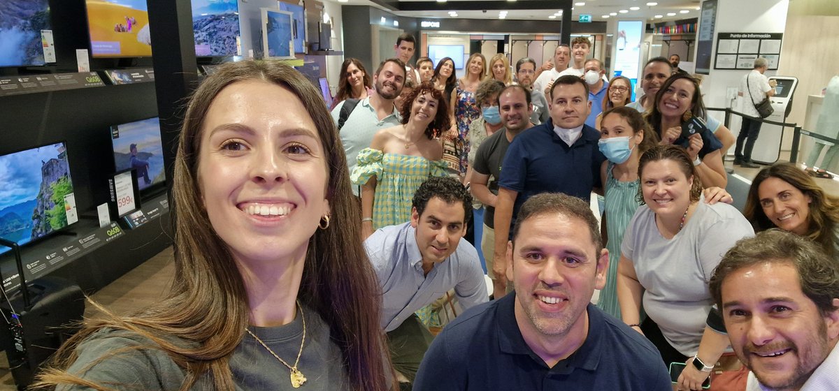 minube's tweet photo. Ha sido genial compartir esta I Quedada Viajera de @minube y @SamsungEspana para conocer al ganador del #GalaxyS22Ultra 🤩
Prestad mucha atención porque pronto habrá nuevo #concurso de #fotografía 😏 ¡Click! #SamsungyMinube
#SamsungStoreCallao #FotosDeViajesEpicos https://t.co/XQnYv2gDcZ
