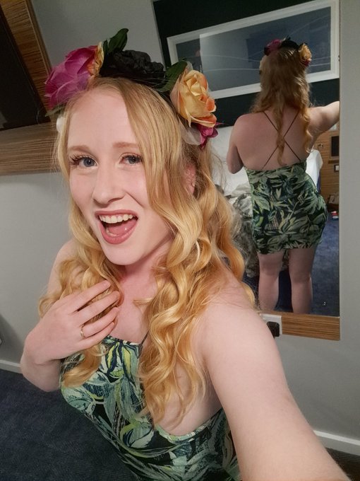 Ready to partay tonight @SNAP_Together come say hello! Xx https://t.co/z4p6tSc7cH<a class="tags" href="/tag/snap_together">@snap_together</a><a href="/tag/newprofilepic"class="tags"><span>#newprofilepic</span></a>