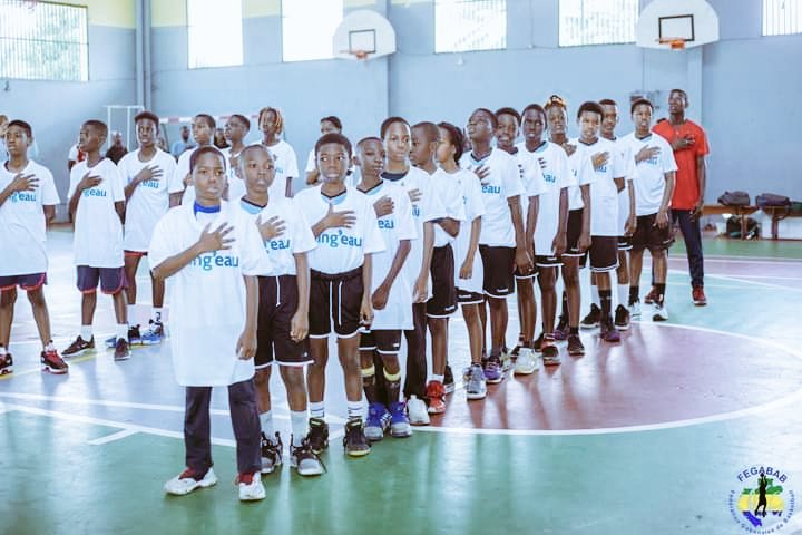 DjermyNgoma2's tweet photo. On ne le dira jamais assez, la formation des jeunes garantit des assises solides pour l'avenir. Bravo à l'équipe actuelle de la #Fegabab
qui a compris cette théorie. En organisant des caravanes de Mini-Basket🏀. La mise à leur disposition des #équipements.
 #Gabon
#Basketball https://t.co/FkrJMyq0cI