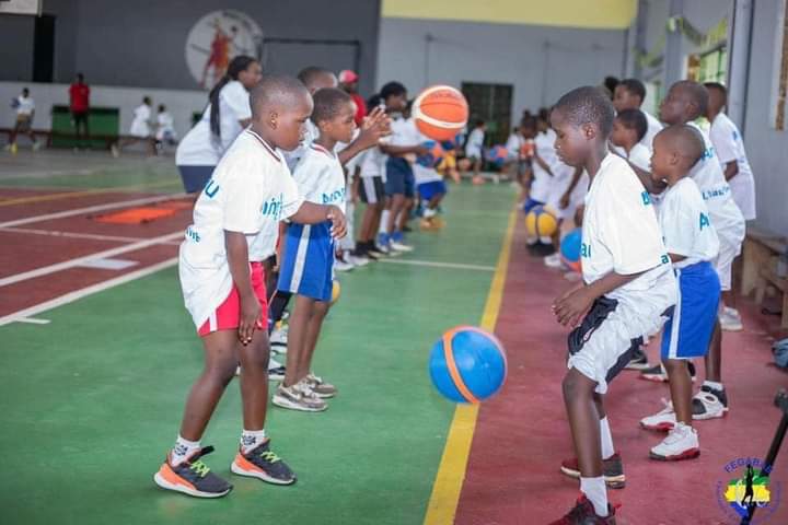 DjermyNgoma2's tweet photo. On ne le dira jamais assez, la formation des jeunes garantit des assises solides pour l'avenir. Bravo à l'équipe actuelle de la #Fegabab
qui a compris cette théorie. En organisant des caravanes de Mini-Basket🏀. La mise à leur disposition des #équipements.
 #Gabon
#Basketball https://t.co/FkrJMyq0cI