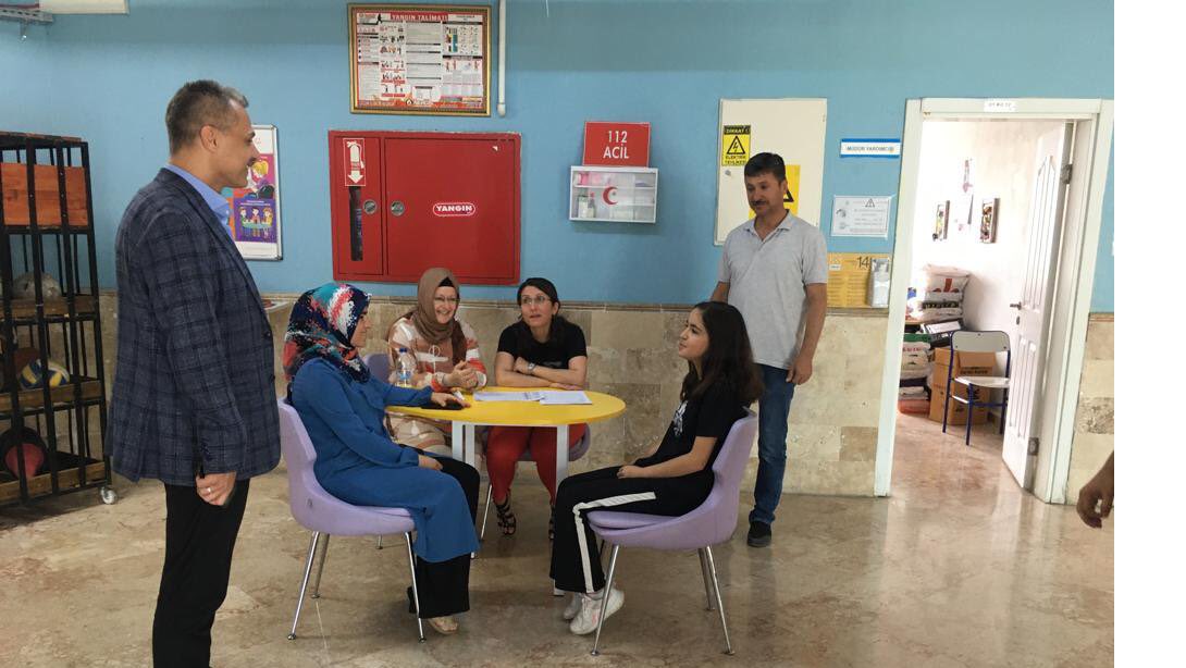 İlçe Milli Eğitim Müdürümüz Neşet Yazar, Okul Müdürümüz Ayhan Ören’e hayırlı olsun ziyaretinde bulundu.Ziyaret esnasında tercih danışmanlığı yapan rehber öğretmenlerimizi de ziyaret eden Neşet Yazar, öğrencimiz ve velisi ile de sohbet ederek başarı dileklerinde bulundu. <a href="/bucakmem/">Bucak İlçe Milli Eğitim Müdürlüğü</a>