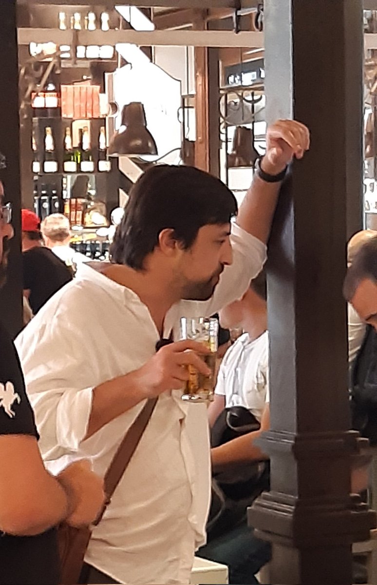 atlanticsurff's tweet photo. Mientras el País estalla, Nicolás Kreplak, Ministro de Salud de Kicillof, está de tapas y tomando cerveza en Madrid. Que divino todo. 👇👊💣🔥✌🏿 https://t.co/ZplmOpS4Ww
