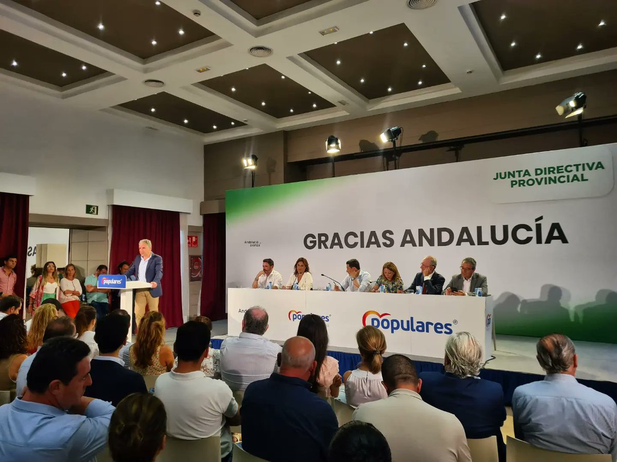 Albaverdu2's tweet photo. Hay formas de hacer política y luego están las formas de Juanma Moreno, hoy en la Junta Directiva Provincial ha quedado claro porqué #Málaga le ha dado su respaldo. 

#partidopopular #Málaga #juanmamoreno #ppandaluz #andalucíaavanza #enlamejorcompañia #juntadirectivaprovincial https://t.co/6ha1MAzkZF