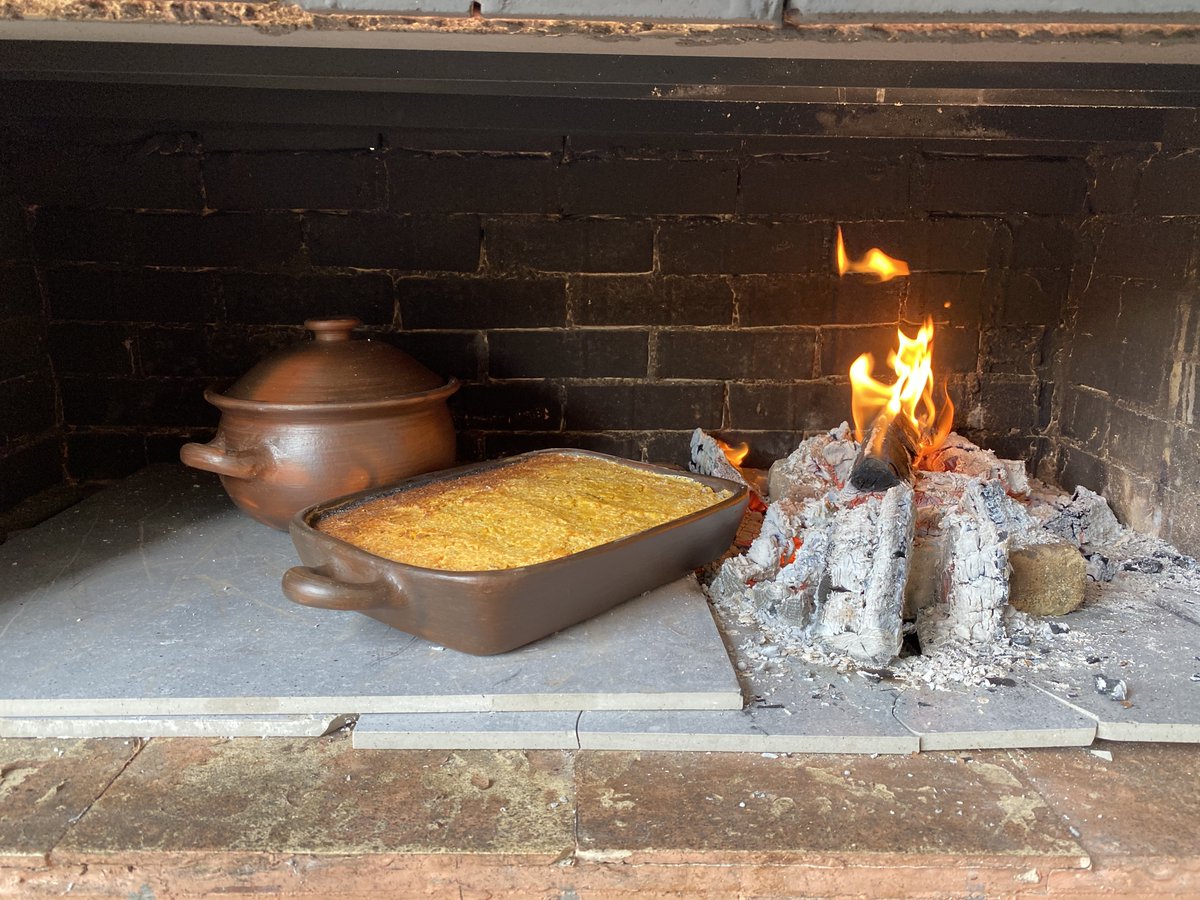 AncientCookware's tweet photo. This Pomaireware Roasting Pans can be used in the oven, on a stovetop, over an open flame, or even on charcoal, for roasting, sautéing, boiling, or simmering, and serving. 👆
#pomaireware #pomaire #chile #claypan #roastingpan  #clay #claycookware #ancientcookware https://t.co/riFfdbvGKm