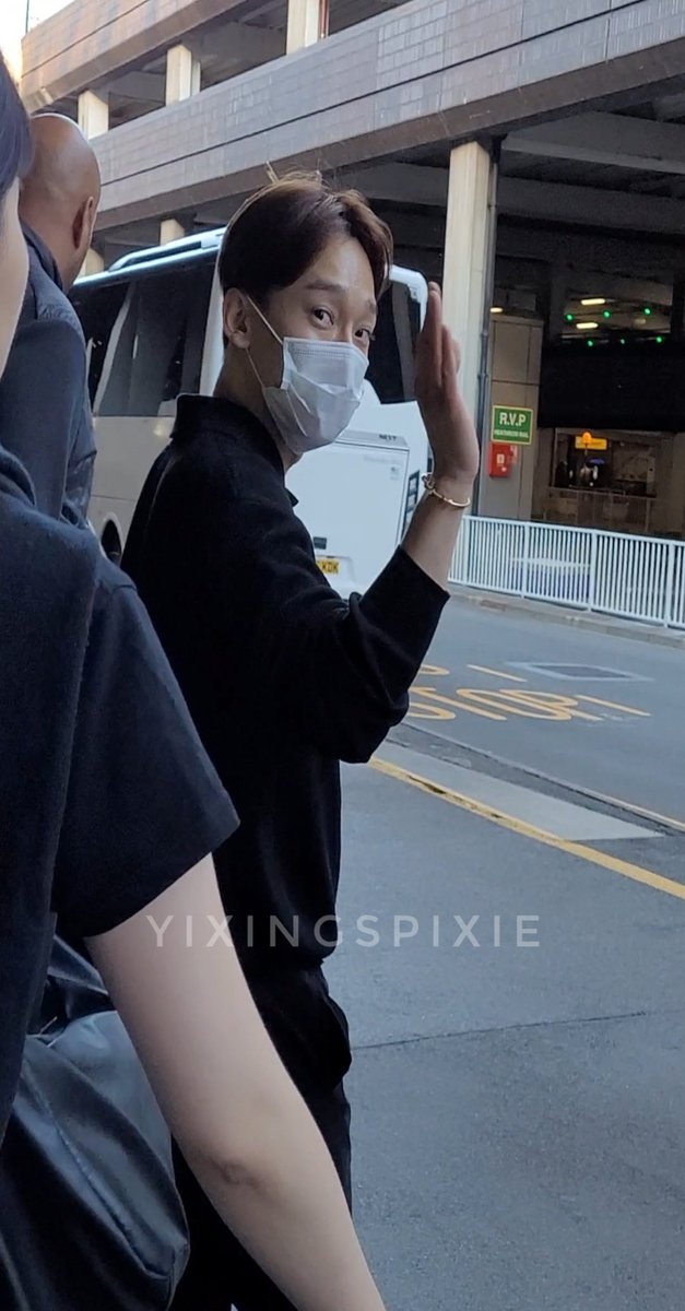 yixingspixie's tweet photo. 220707 Jongdae arriving at London Heathrow LHR 🥰🥰

it's been too long my beautiful angel 🥺🥺 he kept waving at fans and even with his mask on, you could tell he was smiling at everyone 😭

missed you so much! 💕 #첸 #종대 #CHEN https://t.co/Zo94K7wF6d