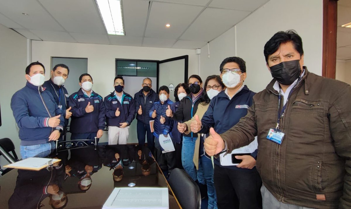DIRISLimaSur's tweet photo. 👨🏻⚕️#EnModoRIS | ✅ El Director General de la Diris Lima Sur sostuvo una reunión técnica con los 6 jefes de las Redes Integradas de Salud (RIS) de Lima Sur, a fin de fortalecer las estrategias para combatir la COVID-19 y la Viruela del Mono en los establecimientos del primer nivel. https://t.co/YuR8b86eG7