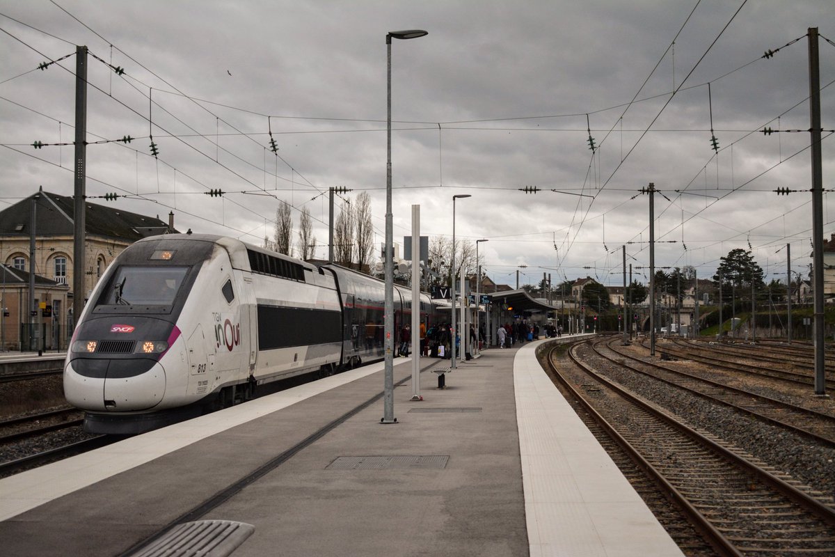 trainspotterBFC's tweet photo. Voici un @TGVINOUI #EuroDuplex qui effectue un arrêt en gare de #dole-ville , avant de continuer son chemin jusqu'à #Besançon-Viotte depuis #ParisgaredeLyon . Petite pensée à toi @LeJurassien_ qui adore ce TGV 😆 https://t.co/flPCIoUFWq