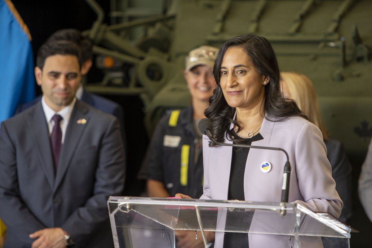 pfragiskatos's tweet image. To help in its defence, up to 39 armoured vehicles will be provided to Ukraine by Canada. These will be made here in #ldnont, at @GD_LandSystems. Today, I joined Minister @AnitaAnandMP to highlight the contribution. Thank you to all involved, especially the workers.🇨🇦🇺🇦