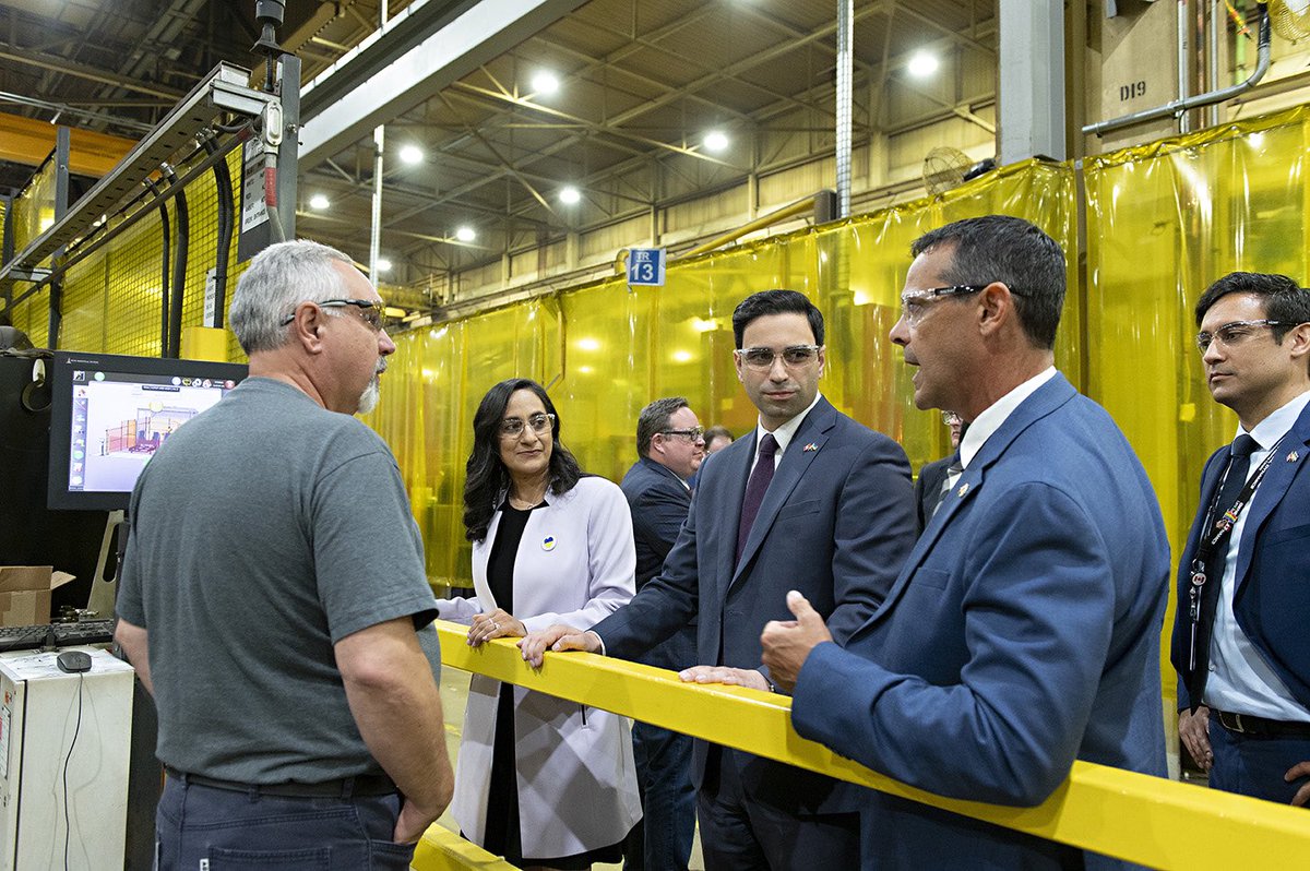 pfragiskatos's tweet image. To help in its defence, up to 39 armoured vehicles will be provided to Ukraine by Canada. These will be made here in #ldnont, at @GD_LandSystems. Today, I joined Minister @AnitaAnandMP to highlight the contribution. Thank you to all involved, especially the workers.🇨🇦🇺🇦