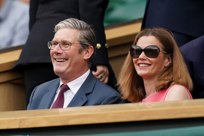 OwenPaintbrush's tweet photo. Jeremy Corbyn wouldn't be seen dead in the Royal Box at Wimbledon during a cost of living crisis.

Keith Starmer wouldn't be seen dead on a picket line during a cost of living crisis.

That's the difference. https://t.co/6jcyyznrTv