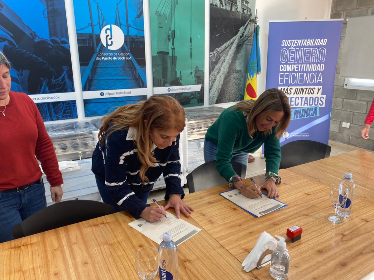 PuertoDockSud's tweet photo. Realizamos la donación de cuatro cocinas y una heladera a la @gestion_a . Serán destinadas a comedores locales que ayudan a los vecinos/as de Avellaneda, para que todos los días puedan acceder a un plato de comida. Seguimos #transformandoelpuerto 🙌🏼 https://t.co/OIMqurmuwv