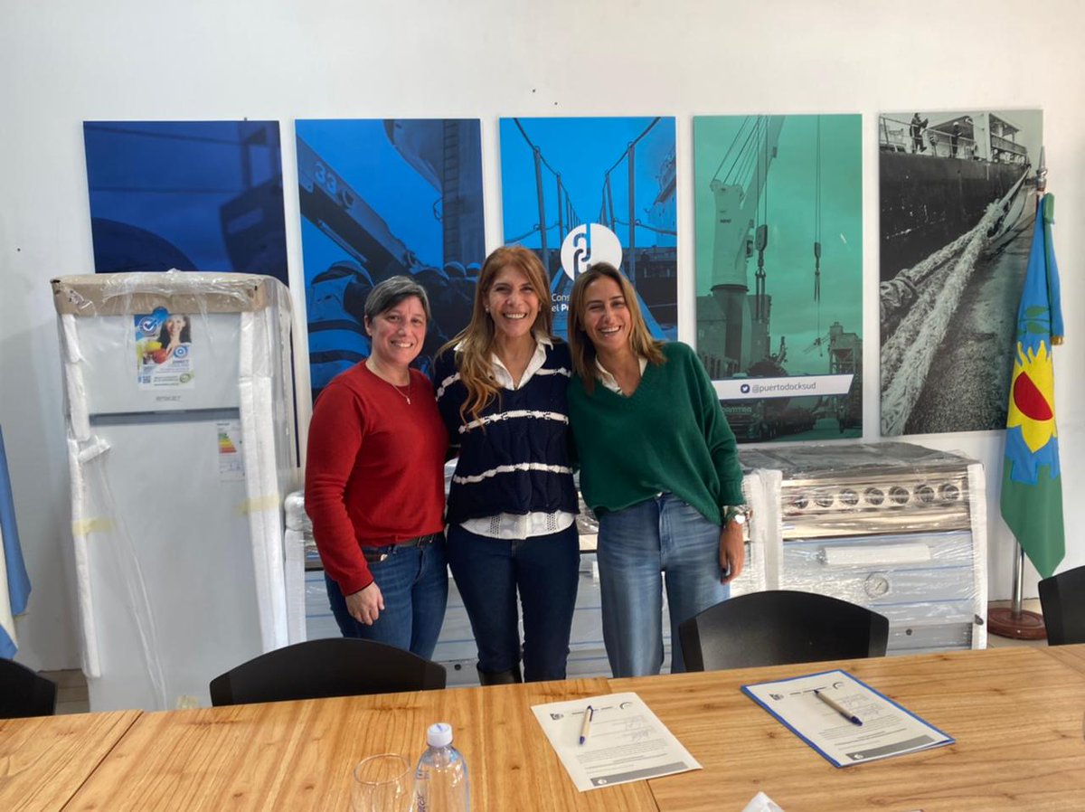 PuertoDockSud's tweet photo. Realizamos la donación de cuatro cocinas y una heladera a la @gestion_a . Serán destinadas a comedores locales que ayudan a los vecinos/as de Avellaneda, para que todos los días puedan acceder a un plato de comida. Seguimos #transformandoelpuerto 🙌🏼 https://t.co/OIMqurmuwv