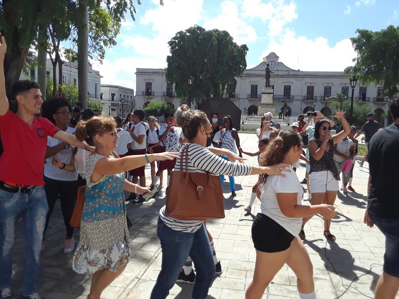esqjerre's tweet photo. La Facultad de idiomas de la Universidad de matanzas realiza actividades en la plaza principal del municipio cabecera como parte del plan de actividades del verano.
#MatancerosEnVictoria
#Matanzas https://t.co/PgxQAxU2rN