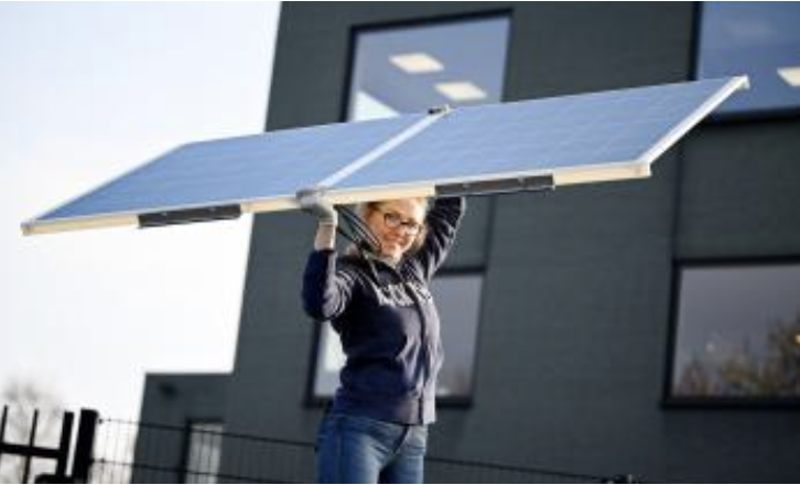 hmjvandenbosch's tweet photo. Wat als zonnepanelen gewoon te zwaar zijn om daken van gebouwen te bedekken? Ze lichter maken kon tot voor kort niet. Nu wel en in deze post lees je hoe dat voor een doorbraak gaat zorgen. #lichtgewicht_zonnepanelen #Solarge 
https://t.co/rM4hMMAbMs https://t.co/tkhy7xAuJJ
