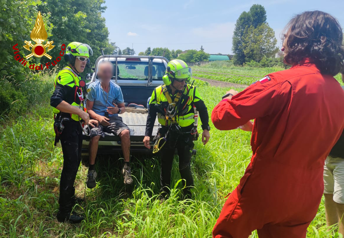 vvfveneto's tweet photo. #7luglio 14:00 #isoladellaScala(VR), uomo 66enne di #Bovolone con problemi di salute disperso da ieri sera, individuato e salvato dall’equipaggio dell’elicottero #Drago71 che l’ha scorto in un campo di mais. L’uomo in discrete condizioni dissetato e affidato alla famiglia https://t.co/d5Ty4eICDl