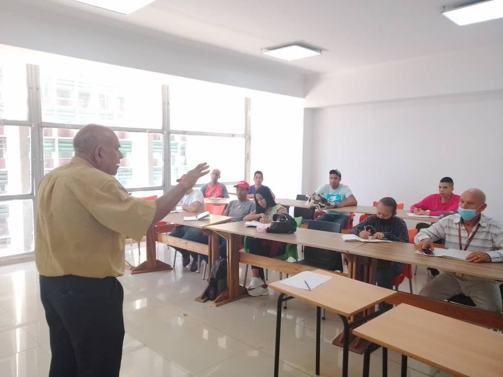 Joselopezpsuv's tweet photo. #7Jul Mochileros ecológico y @Metrasoficial de Caracas en formación constante📝para seguir asumiendo con las herramientas necesarias, la tarea de hacer de nuestro país una #VenezuelaEcológica.
Somos #TierraDeLibertadores #VenezuelaDePaz https://t.co/fVEV6eaHpg