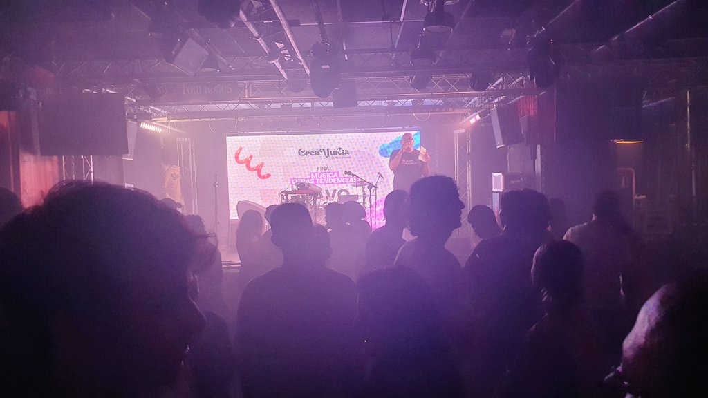 Llampico's tweet photo. En la @SalaRem en la final del @_CreaMurcia_ en la modalidad "Otras Tendencias".
El talento joven en #Murcia es sorprendente, refrescante, una pasada.
Menuda experiencia estamos viviendo. El jurado lo va a tener complicado.
#DavoBadass #Loosy #MarioW se disputan el primer lugar. https://t.co/nldIp6fxUX