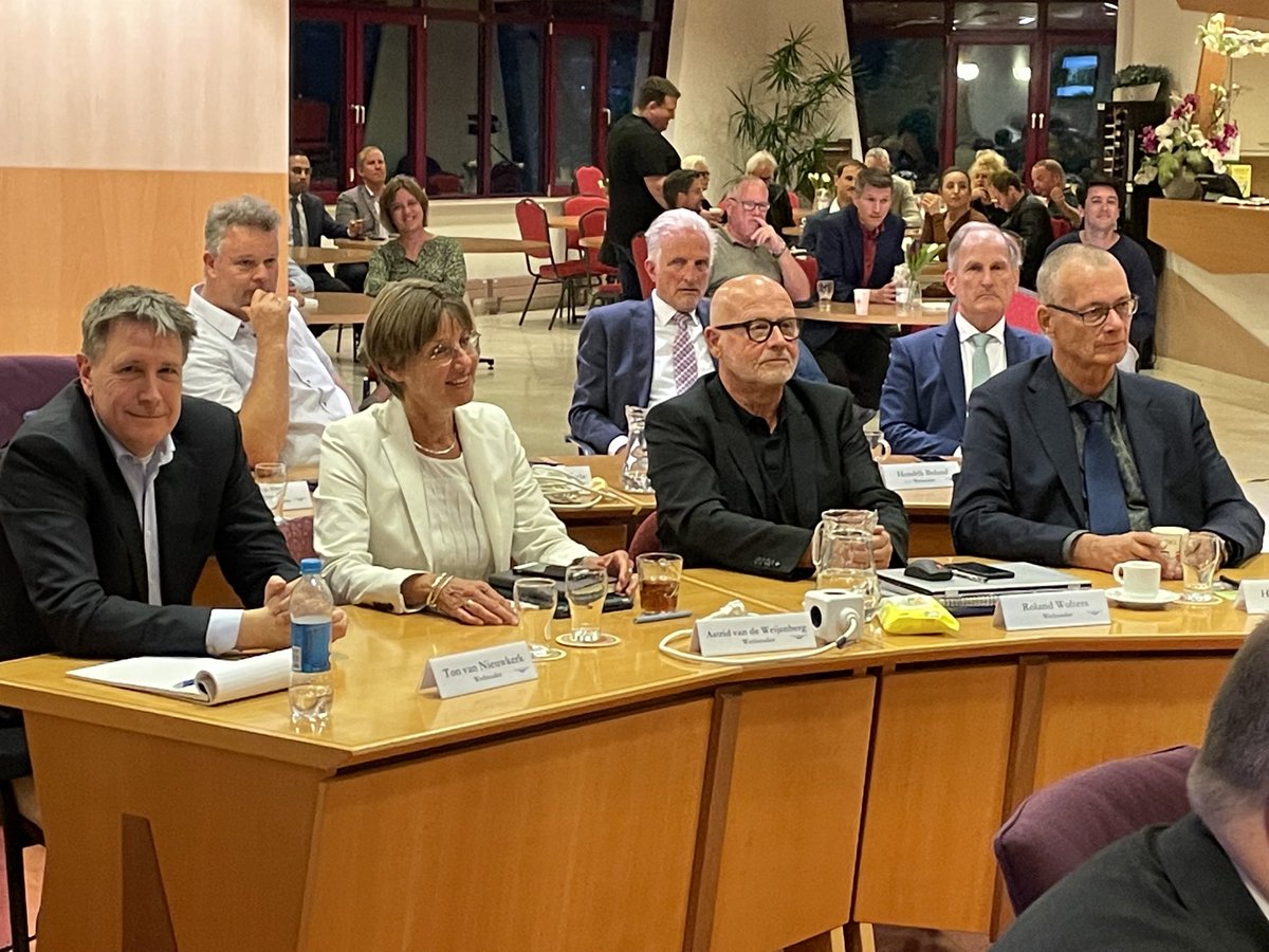 PetravanLint's tweet photo. Onze vier nieuwe wethouders in Waterland PvdA ⁦@Tonvannieuwkerk⁩ GroenLinks ⁦@astridvdweijenb⁩ VVD Roland Wolters ⁦⁦@vvdwaterland⁩ ⁦WN Harm Scheepstra @WN_Lokaal⁩ https://t.co/ekmBzAHA5s