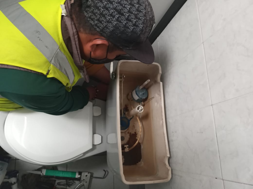 DOU_UAEMex's tweet photo. 🛠 | Mantenimiento
Trabajos de mantenimiento a los sanitarios de la @FHum_UAEM
#Humanideas #Mantenimiento #ComunidadUAEMéx #SomosUAEMéx💚💛 https://t.co/SUZjySSjyh