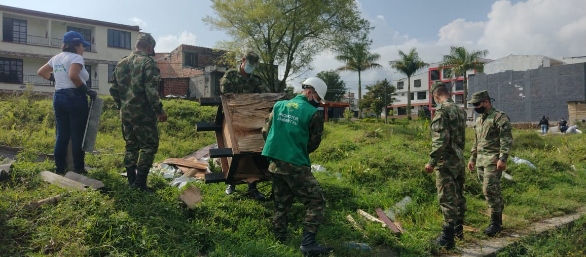 Ejercito_Div5's tweet photo. #OperaciónArtemisa | Nuestra labor como #CustodiosDelMedioAmbiente es permanente, trabajamos por cuidar nuestro ecosistema, así lo hacen en Santa Rosa de Cabal #Risaralda nuestros soldados del #Biter8, con una jornada de limpieza en apoyo a Empocabal.
#OctavaBrigada https://t.co/ejcm5wY3Rh