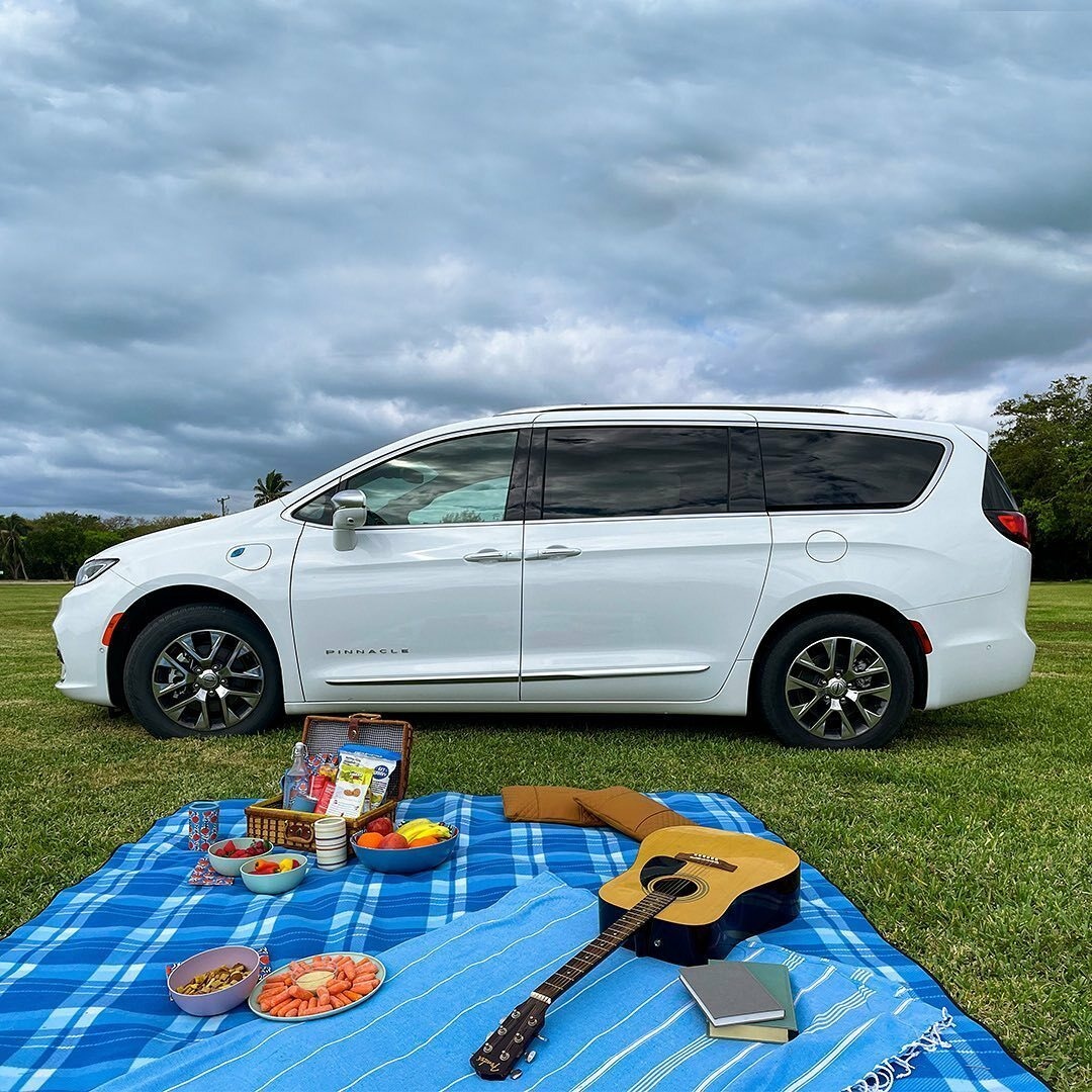 JTCkingston's tweet photo. It's the time of the seeeasssonn, for piiiicnicccsssss 🎶🎵 Gotta love a ride that fits the whole family, a friend or two, maybe even the dog 🐶 AND a whole picnic package 🍇🍊��🤤

📷 @chryslerca_  

#thompsonchrysler #kingston #chrysler #chryslerpacificahybrid #familyvan https://t.co/WKVrKj280s