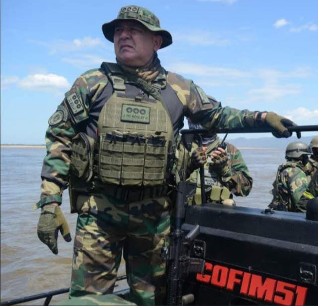 ¡Misión cumplida! MG Juan Carlos Du Boulay Perozo, 33 años al servicio de la Patria; soldado leal y de mil batallas. Vaya mi felicitación para él y para todos aquellos hombres y mujeres que han llegado al final de sus carreras con la frente en alto y bañados de dignidad. Abrazos!