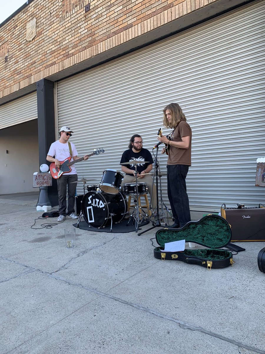AliceLDaniel's tweet photo. Loving these musicians ⁦@atticusboone⁩ at ArtHop at the Fresno Downtown Artists Gallery https://t.co/1bfTPWlYXD