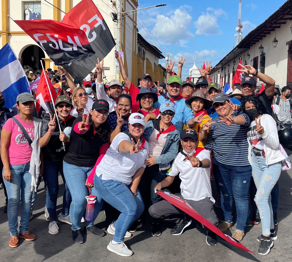 ElProfeSandini1's tweet photo. ❤️🖤Celebramos con alegría este 43 aniversario de la liberación del fortin de Acosasco. Las calles de #LeonRevolucion, se pintan de rojinegro, ondeando banderas que anuncian el #4319FuerzaDeVictorias https://t.co/KlLLUORkPC