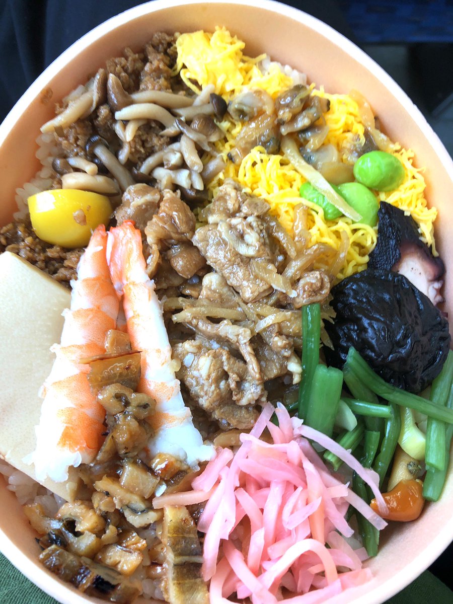 the1game1player's tweet photo. 今日のお昼ご飯は　#駅弁
#おかめ弁当
大阪駅で購入しました！
和歌山までの道のり幸せ〜
美味しゅうございました🙏 https://t.co/Cp0zNhK8ho