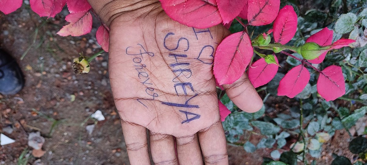 dhanaghoshal's tweet image. Hey @shreyaghoshal !! 
Just I finished my night shift work 
Sitting simply 😜 suddenly I thought 
Should write ur name on my hand 🙈💛 how is it my queen !! 

I 💗 SHREYA forever ........ 

Love you endless my mentor 💗

Good morning #ShreyaGhoshal
