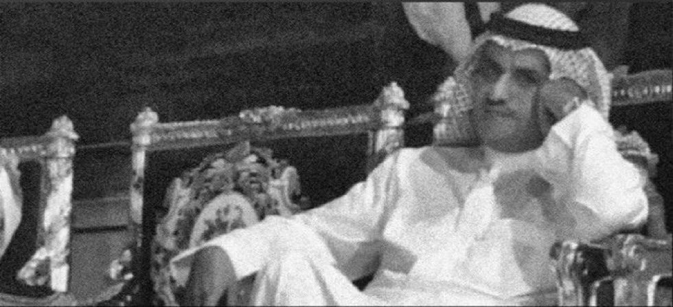 مافيه  صاحي  ماتوهق  بـ مجنون
ولافيه  .. شي    مايجي  له ضريبه

هذا الرجل  جدد  وغيّر  له لحون
وآرشحه  .. على  استلام  الكتيبه
 
لازالوا    الجمهور  .. فيه  يتورون 
والظاهر  ان  المشكله في نصيبه

ناسٍ  تشوفه مبدع وشاعر الكون
وناسٍ تشوفه  شاعرن  من عتيبه

#سفر_الدغيلبي