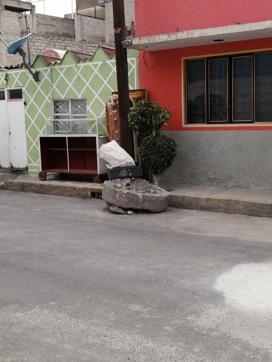 okiron850's tweet photo. @Alc_Iztapalapa @ClaraBrugadaM, después de la inundación por la ruptura de la tubería en av San Lorenzo cambiaron la coladera de la calle juchipila en la colonia Rodeo pero se les olvido llevarse eso, hay posibilidades de que vengan pronto por esos escombros? https://t.co/PIvFQS24Pb